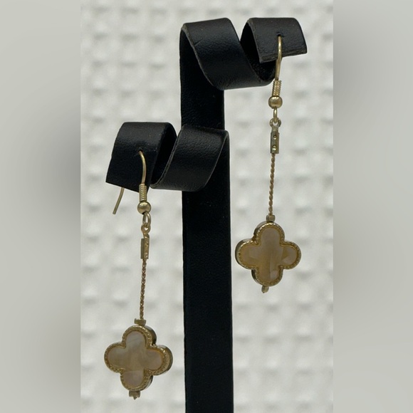 NWT Bijou Brigette Shell & Gold Long Necklace & Dangle Earrings Set - Picture 9 of 12